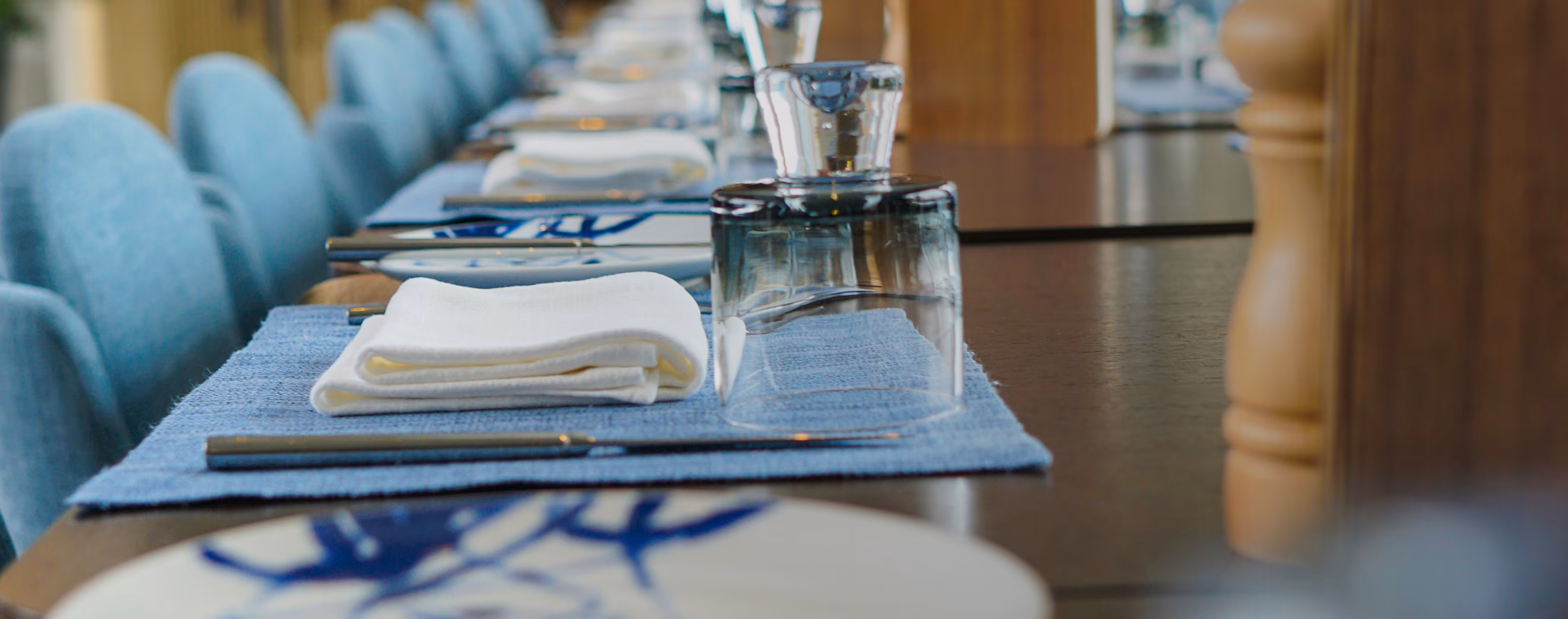 de_ueber-uns_techtisch_01_cta-with-blur