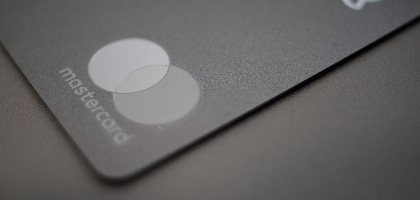 uk_finance_banking_mobile_03_case