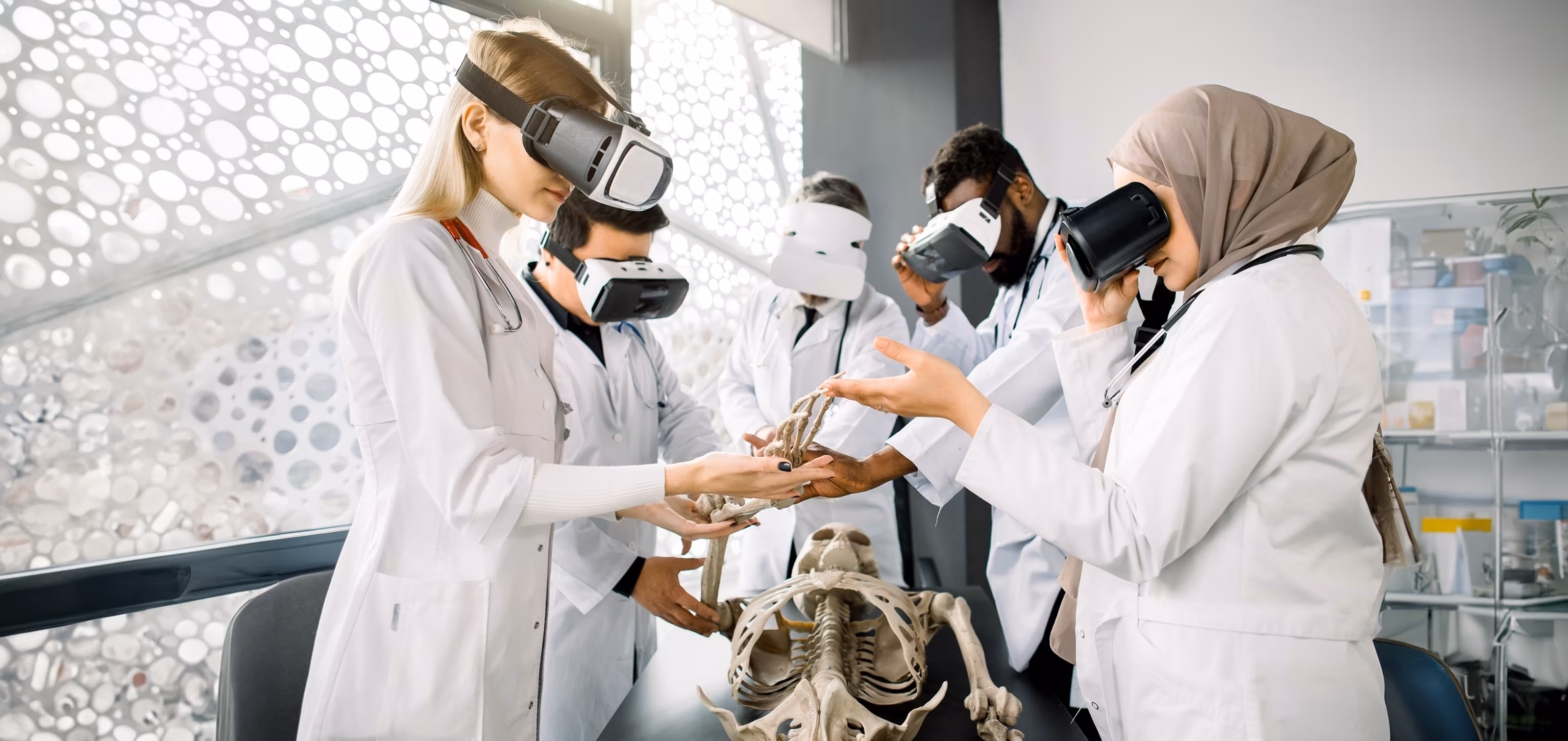 de_healthtech_virtual-reality_medizinische-ausbildung_00_hero-min