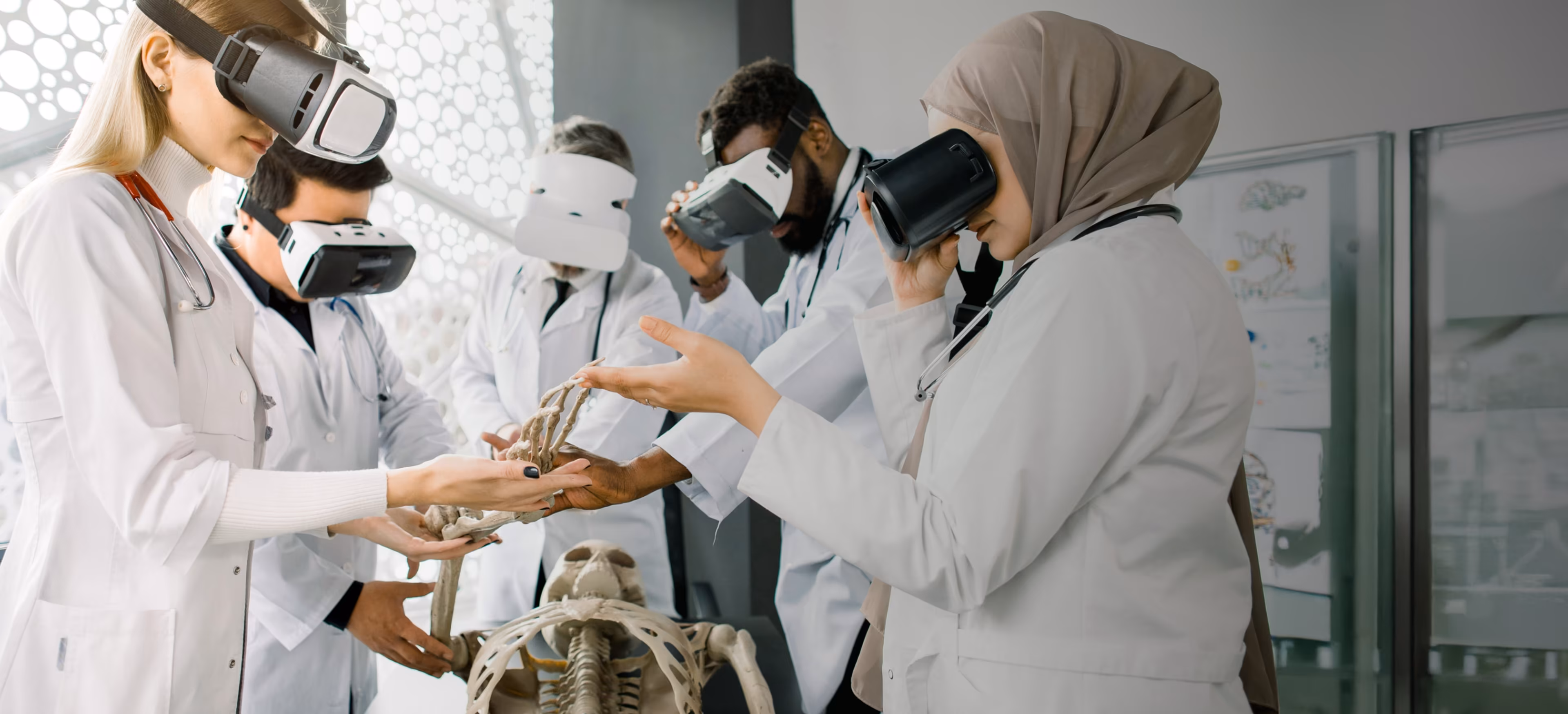 de_healthtech_virtual-reality_medizinische-ausbildung_03_cta-with-blur