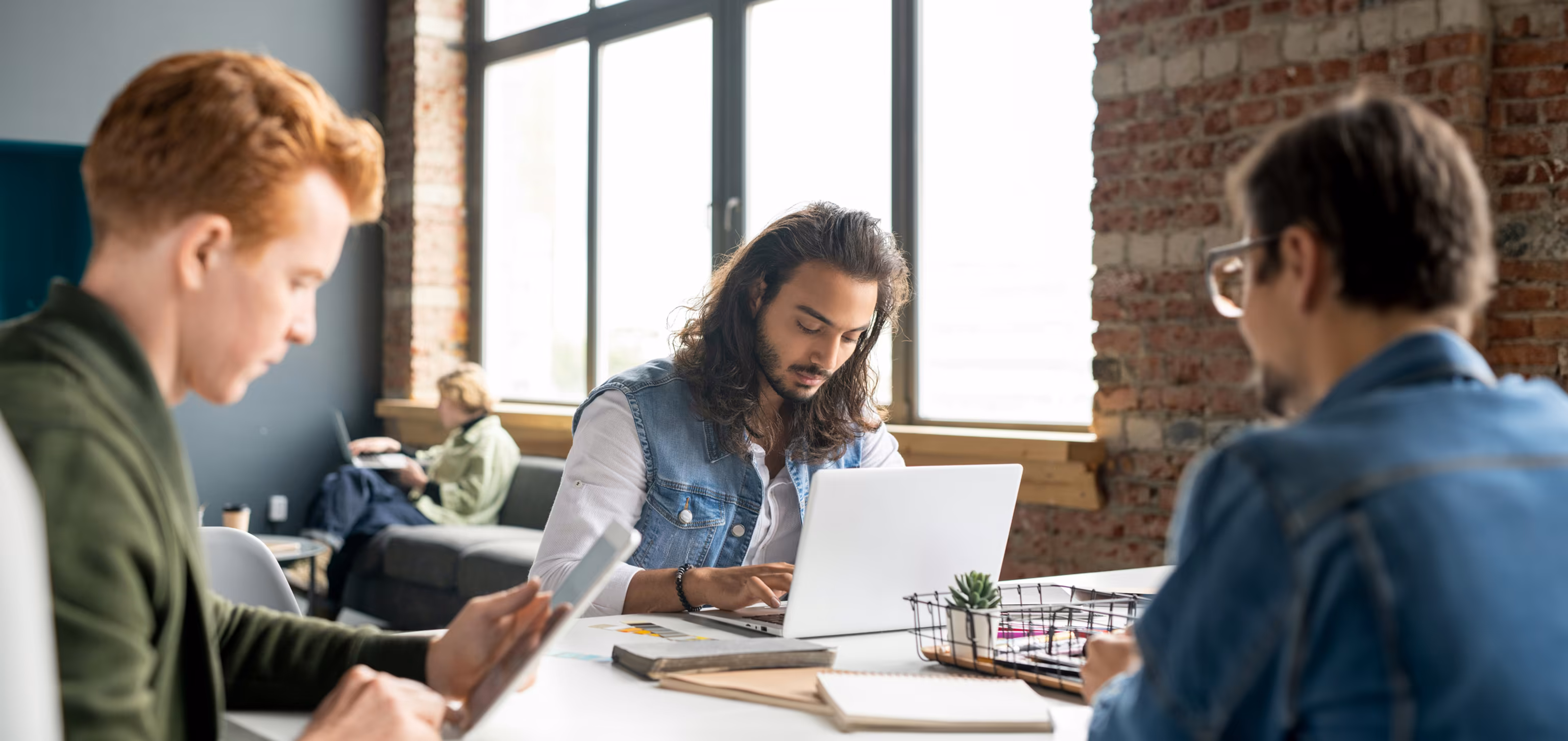 uk_bespoke-software-development_nearshore_00_hero