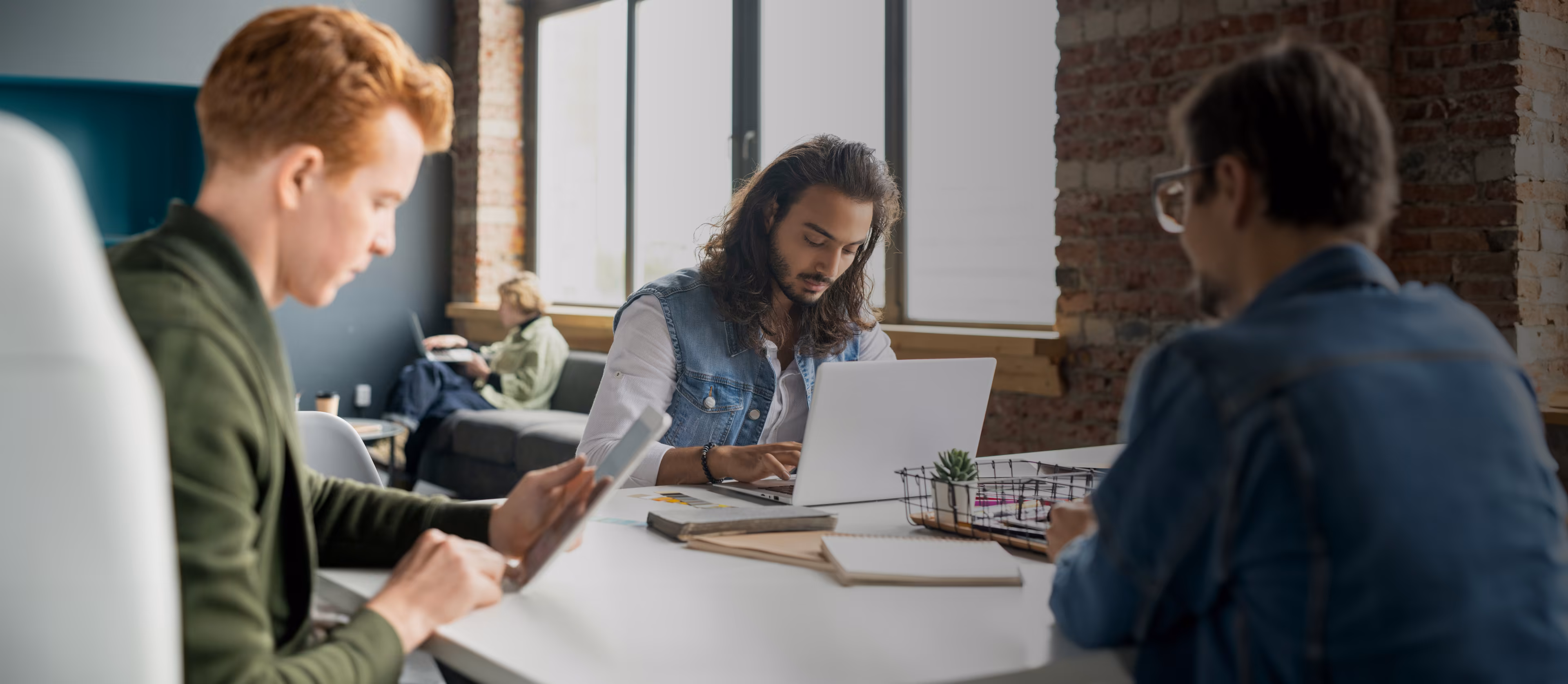 uk_bespoke-software-development_nearshore_02_cta-with-blur