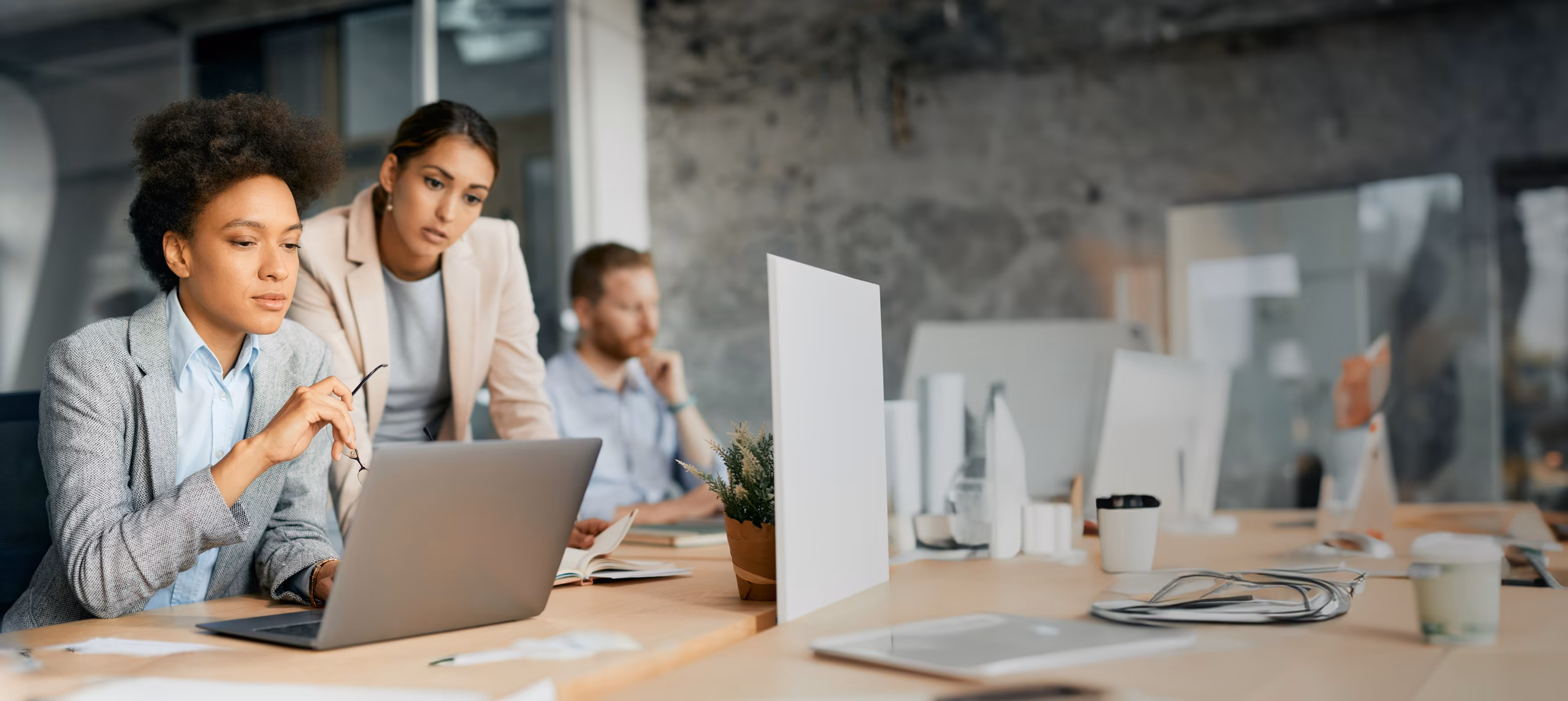 uk_bespoke-software-development_outsourcing_02_cta-with-blur