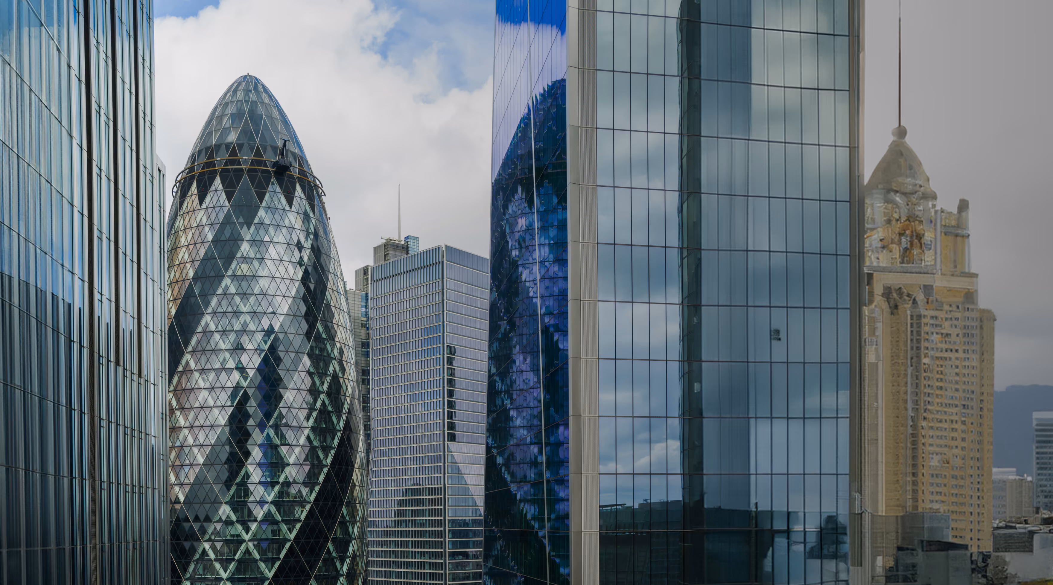 uk_finance_banking_software-development_сta with blur-2